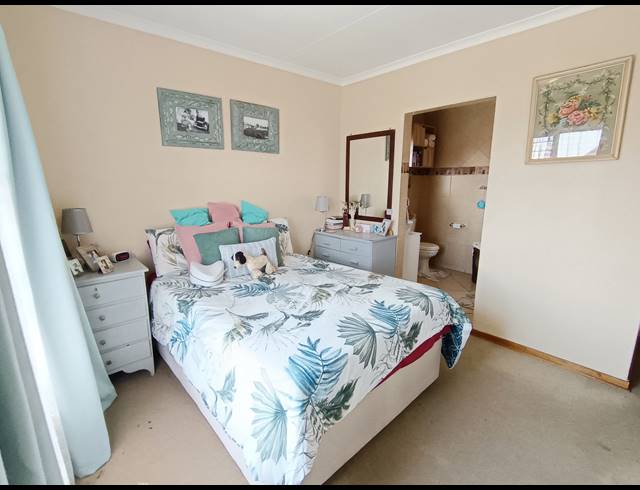 3 BEDROOM TOWNHOUSE FOR SALE IN NEW MARKET PARK